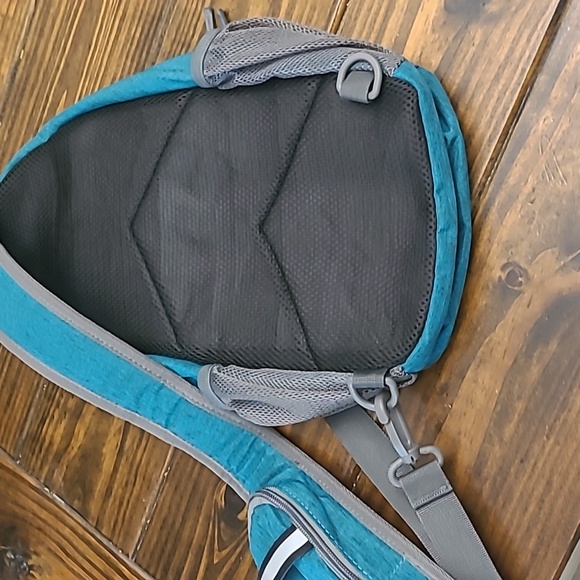 Waterfly sling bag. - Picture 2 of 5